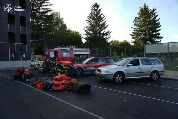 Швейцарський волонтер привіз волинським рятувальникам автомобілі та спорядження (фото)