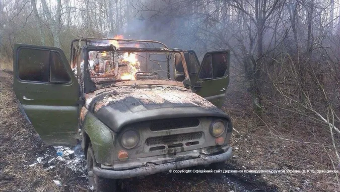 Контрабандисти з Волині, втікаючи, спалили авто і 20 ящиків цигарок