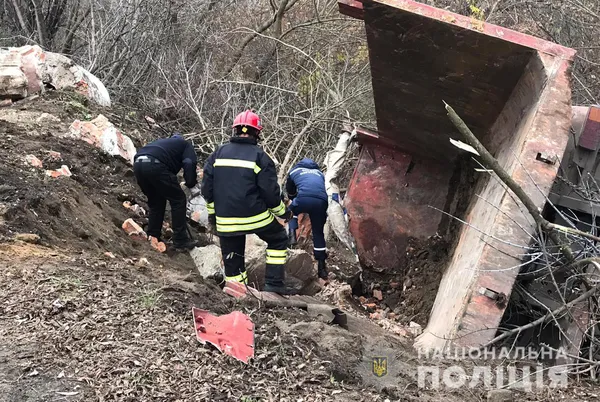 У Луцьку перекинулися вантажівка: рух в районі Набережної перекритий (фото, оновлено)