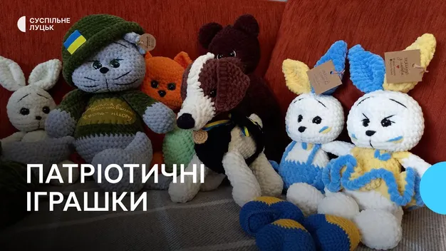 Більше сотні патріотичних виробів: лучанка в'яже іграшки та обереги для військових (фото, відео)
