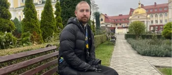 «Навчитися жити без рук – це складно»: історія художника і студента Волинської православної богословської академії (фото)