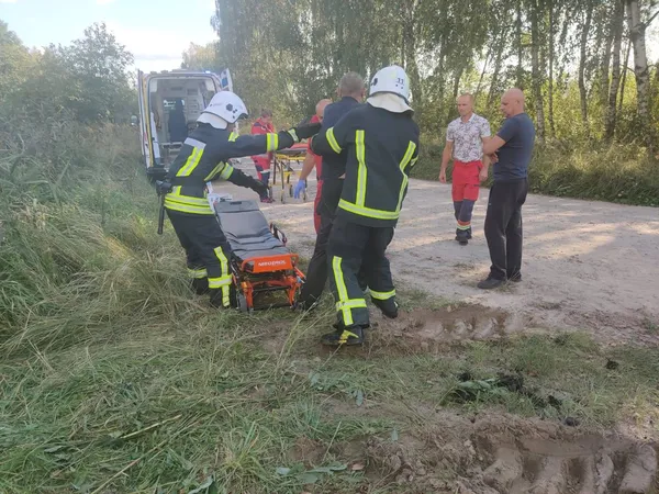 На Ковельщині водій легковика злетів у кювет: працювали рятувальники (фото)