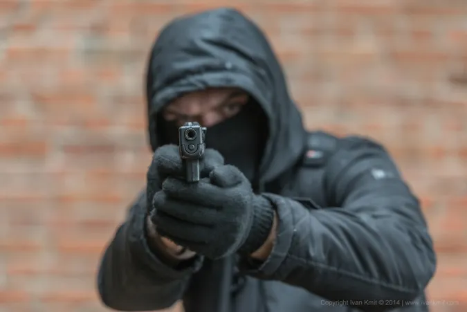 Балаклава, пістолет і 50 гривень: у Луцьку засудили розбійника