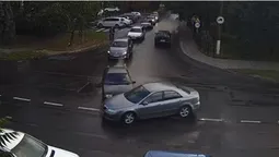 У Луцьку на перехресті ВАЗ в'їхав у «мазду» (відео)