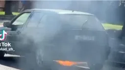 У Луцьку біля «Променя» на ходу загорівся «гольф» (відео)