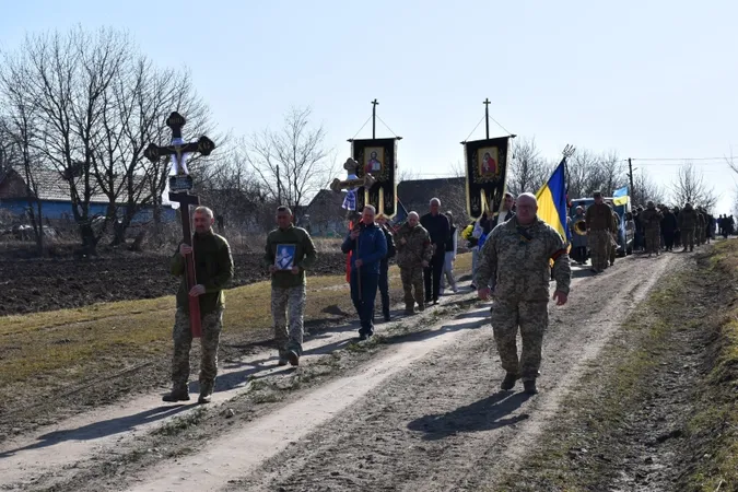 На колінах і зі сльозами: на Волині попрощались з Героєм Василем Філончуком (фото)