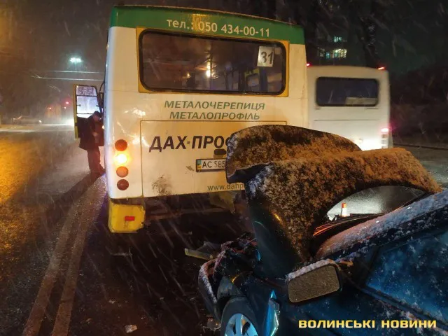 У Луцьку автомобіль врізався у маршрутку: пасажира госпіталізували (фото)