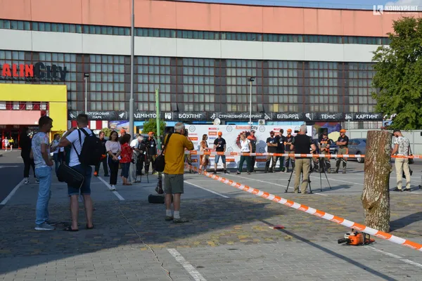 Пил, тріски і палюче сонце: у Луцьку стартував скульптурний фестифаль