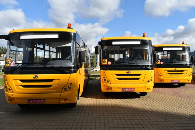 Три громади на Волині отримали нові шкільні автобуси (фото)