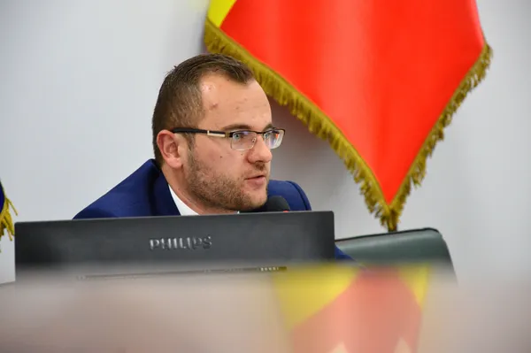 «Дякую. Ви на кожній сесії провокуєте скандали, нам з вами не по дорозі», – Поліщук до Вусенко.

