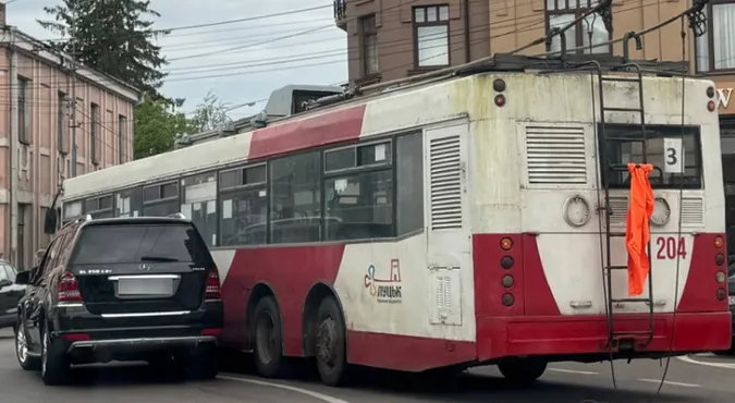 У центрі Луцька «мерс» і тролейбус не поділили дорогу (відео)
