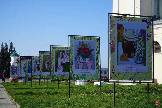 Володимир великодній: місто прикрасили гігантськими яйцями (фото)