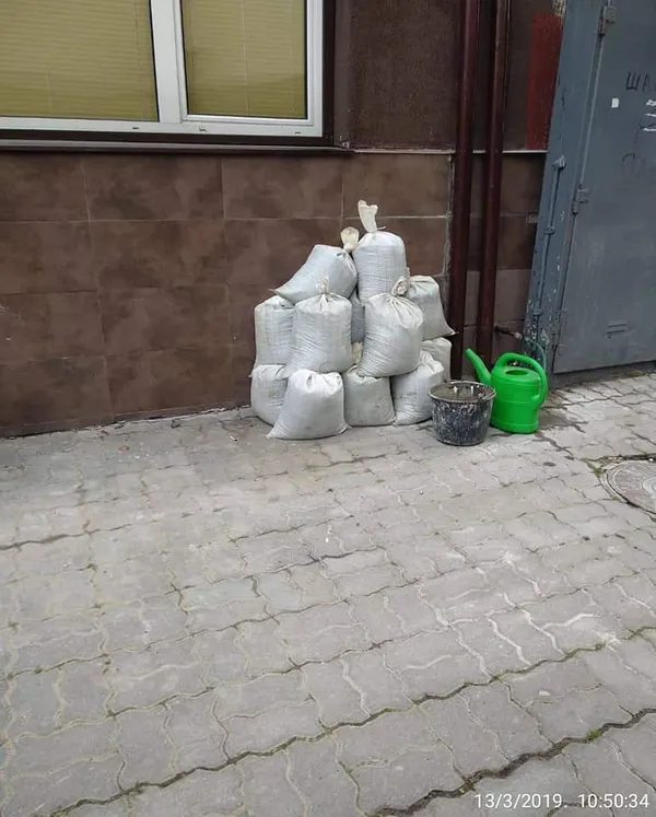 У Луцьку муніципали змусили поприбирати сміття біля багатоповерхівок