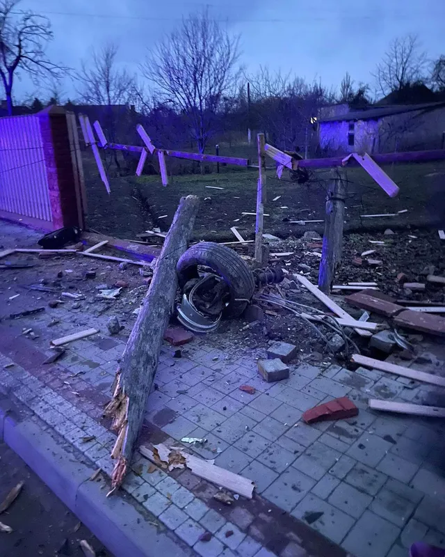 У Володимирі п’яний водій влетів у паркан і зніс опору (фото, відео)