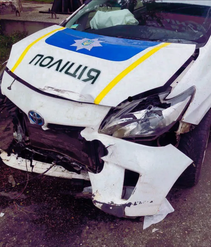 Патрульний «під кайфом» ганявся за п'яним водієм і розбив службовий автомобіль