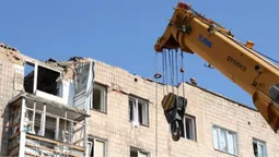 «Я сам вилазив з-під завалів»: що про атаку РФ розповідають жителі багатоповерхівки у Луцьку, куди влучили уламки дрона (відео)
