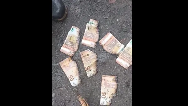 На Тернопільщині каналізацію забило грішми (відео)