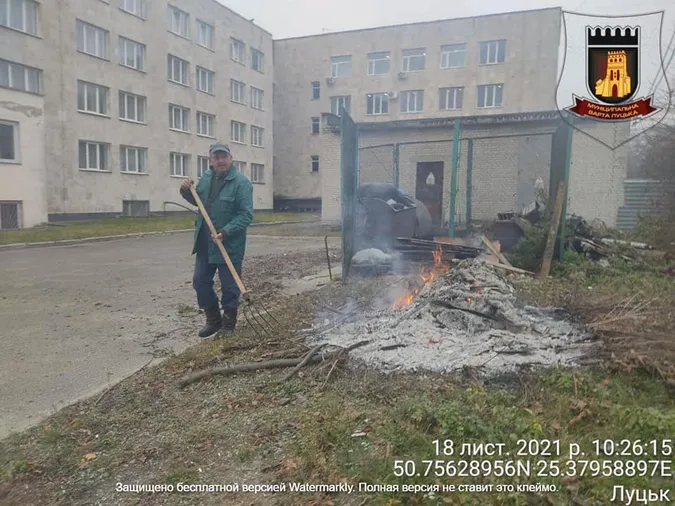 У Луцьку муніципали покарали двірника, який задимів проспект Відродження (фото)