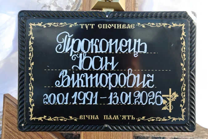 Луцьк навколішки попрощався з загиблим на Харківщині захисником Іваном Прокопцем