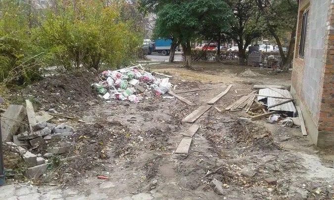 У Луцьку будівельників змусили прибрати сміття (фото)