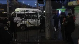 Поліція не захотіла допомогти муніципалам вивезти ворота зі Старого ринку (відео)