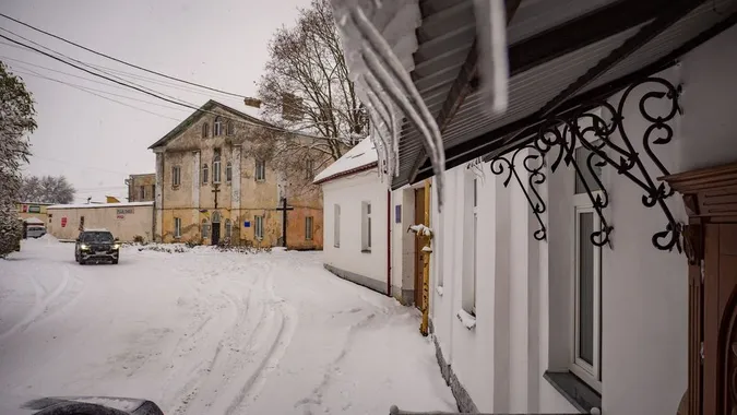 Луцьк запорошило снігом: Старе місто в перші дні зими (фото)