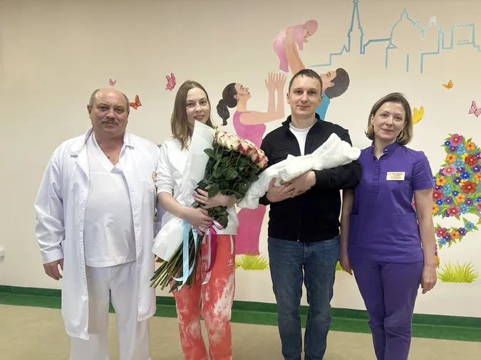 👩‍🍼 Народилися вагою 550 і 770 грамів: у Луцьку виписали двох «поспішайок» (фото)