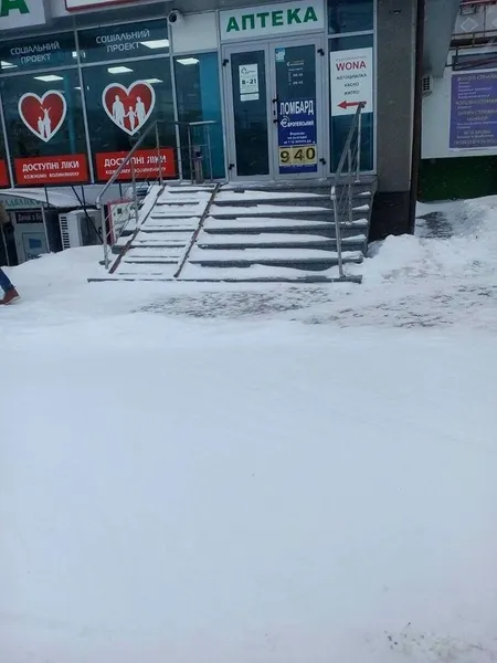 «Кому треба, той долізе»: як луцькі підприємці «чистяться» від снігу (фото)