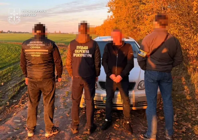 Волинянин за 15 тисяч «рішав» виїзд чоловіків за кордон: його взяли під варту (фото)