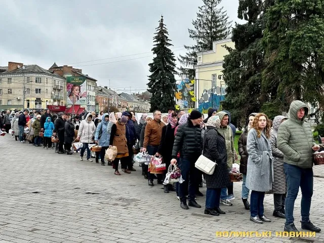 Кілометрові черги в центрі: як у Луцьку освячували великодні страви (фото)