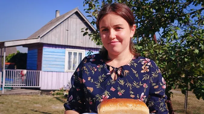 Господиня з Волині показала, як пече «хліб з чорнушкою» за давнім рецептом  (відео)