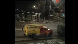 На проспекті Відродження задимілась машина «Луцькводоканалу» (відео)