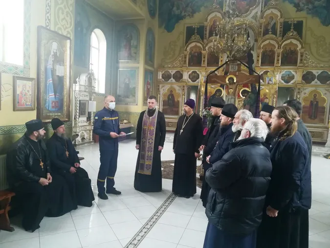 На Волині священникам показали, як користуватися вогнегасниками (фото)