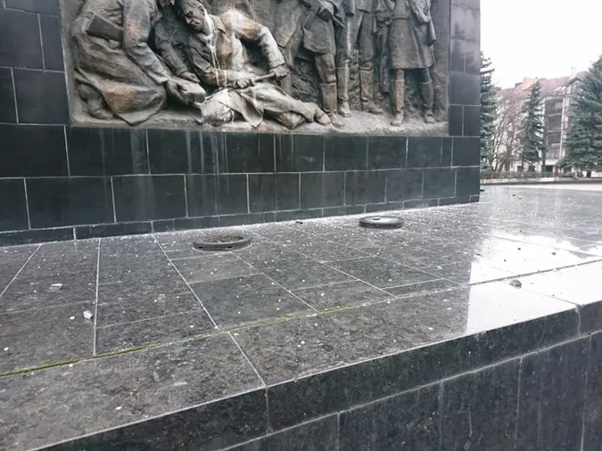 У Луцьку з обеліска на меморіалі сипляться плити (фото)