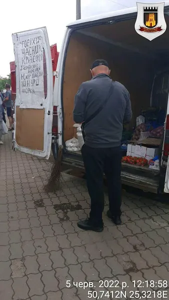 У Луцьку штрафуватимуть за торгівлю з автомобілів, а товар віддаватимуть ЗСУ (відео)