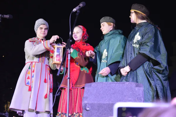 З піснями та феєрверками: у Луцьку засвітили головну ялинку