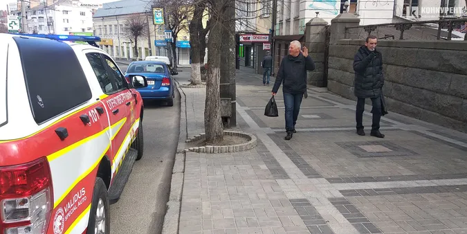 Як лучан на вулицях з автомобіля закликають сидіти вдома (фото)