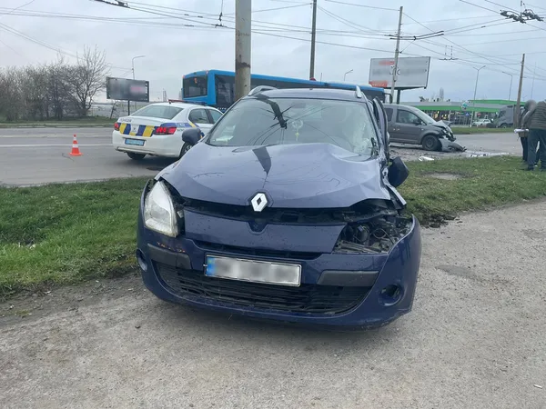 Є постраждалі: повідомили деталі аварії на перехресті в Луцьку (фото, відео)