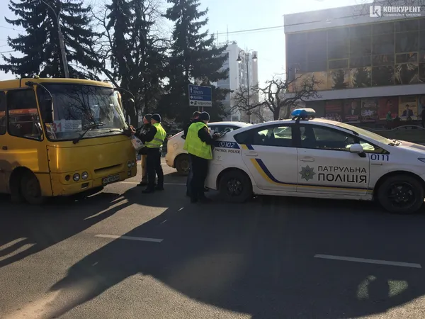 У центрі Луцька – аварія за участю маршрутки (фото)
