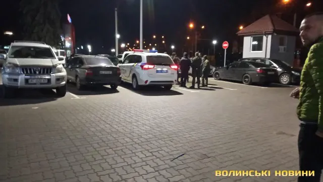 Проігнорувала застереження:  у Луцьку вантажівка притиснула до стіни жінку-пішохода