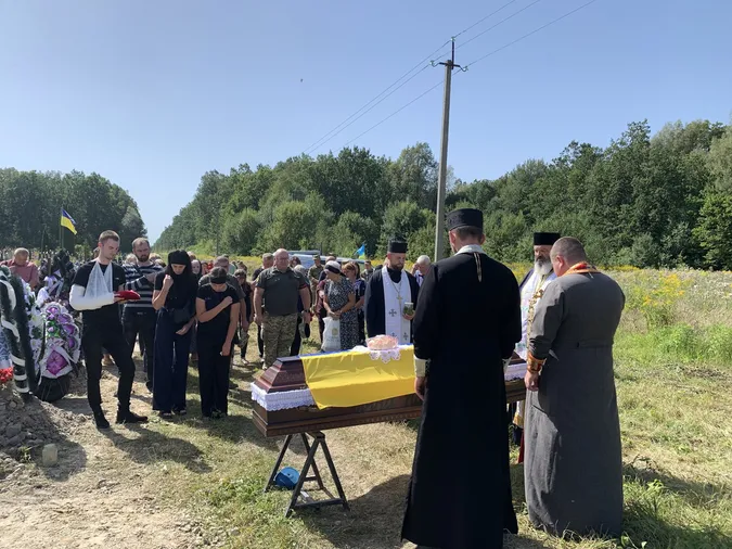 У Луцькому районі попрощалися із воїном Миколою Комаровим (фото)