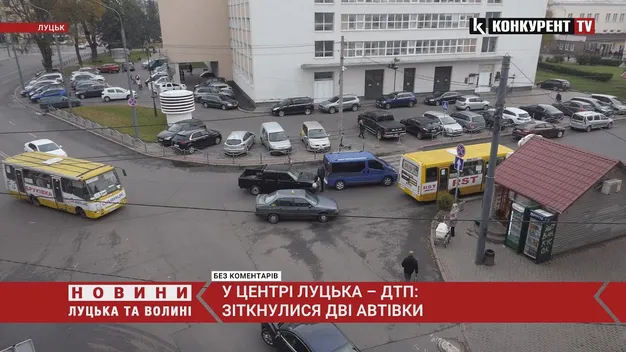 У центрі Луцька перед переходом зіткнулися пікап і бус (відео)