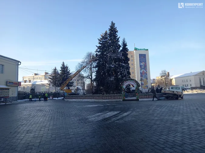У центрі Луцька з ялинок знімають гірлянди та іграшки (фото)