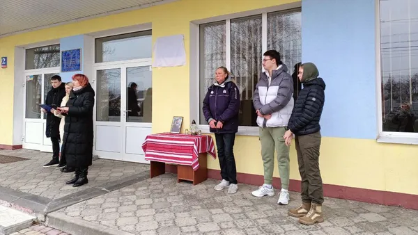 Меморіальна дошка, присвячена Михайлу Приступі, на будівлі його рідної школи у селі Княгининок Луцького району