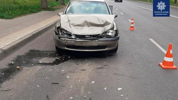 Чоловік, в якого у 7 разів перевищена доза алкоголю, у Луцьку наїхав на автівку (відео)