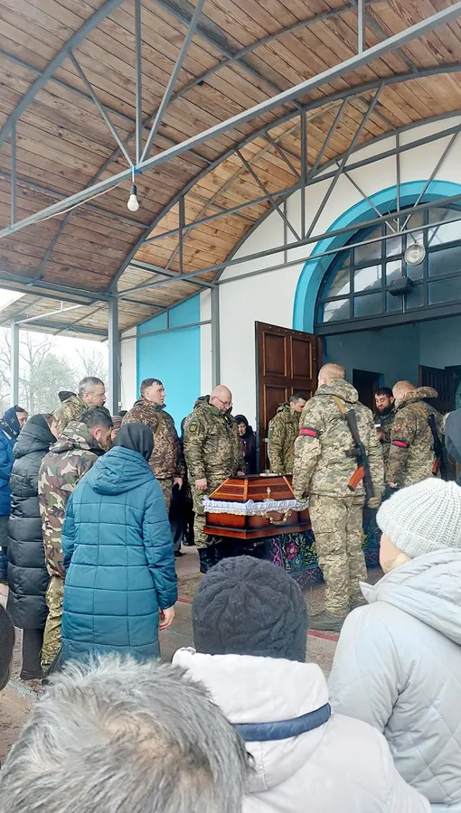 Залишилась дружина і діти: на Волині прощались із військовим Дмитром Мельничуком (фото)