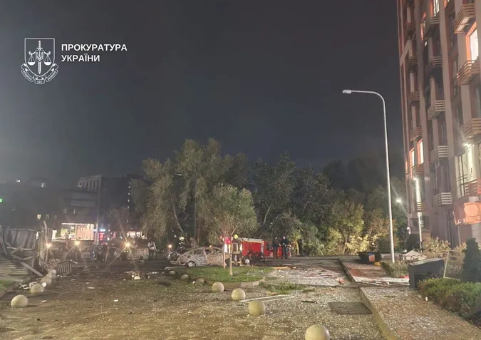 Удар по багатоповерхівці в Києві: загинула жінка та чоловік в авто, палали квартири й машини (фото)