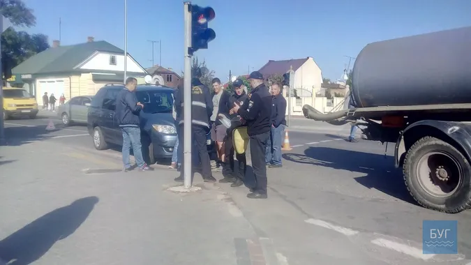 На Волині автомобіль з фекаліями врізався у «Мазду» (фото)
