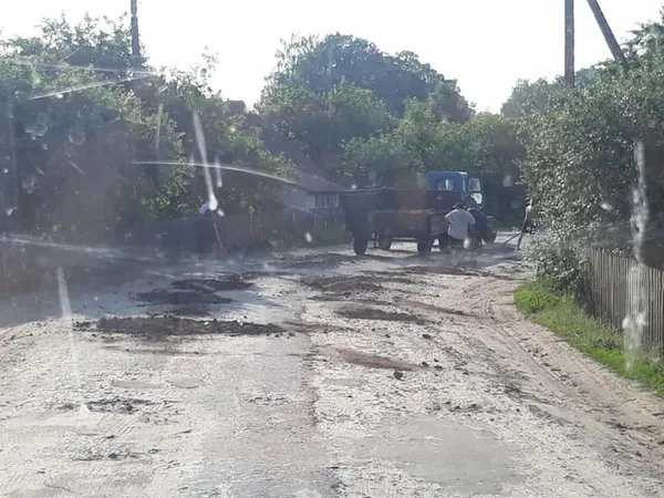 На Волині селяни власноруч взялися за ремонт дороги (фото)