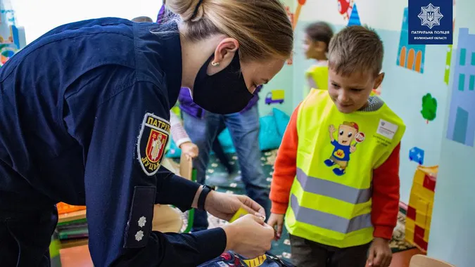 На Волині школярам подарували світловідбивні елементи (фото)